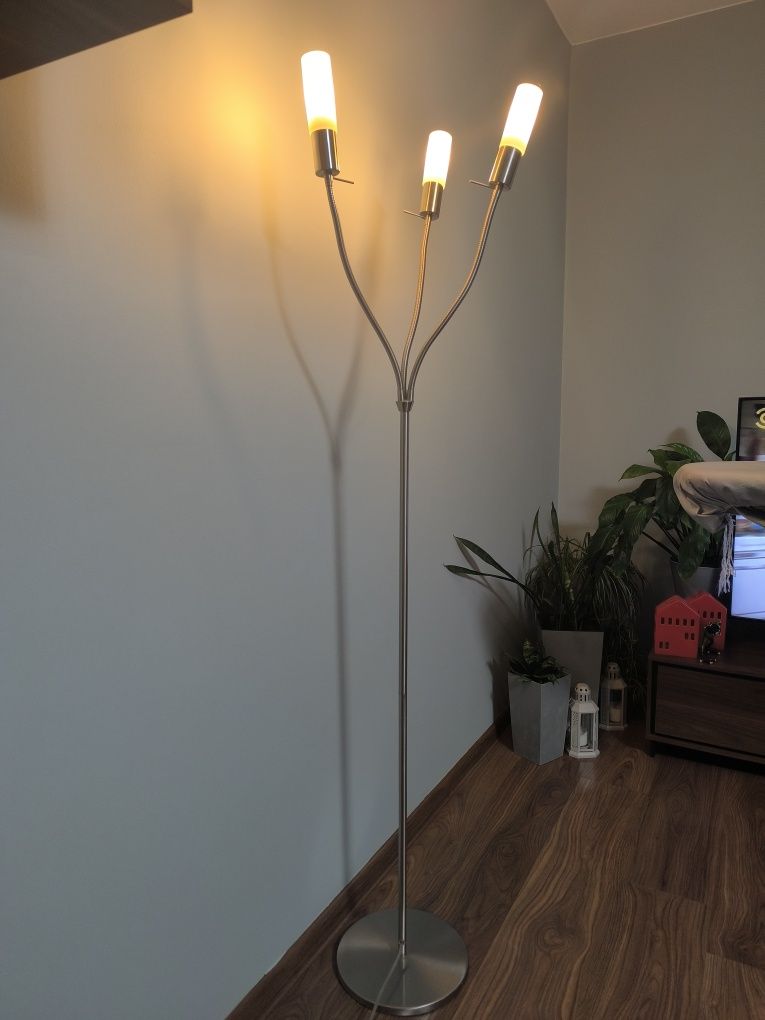 Stojąca lampa z 3 ruchomymi ramionami