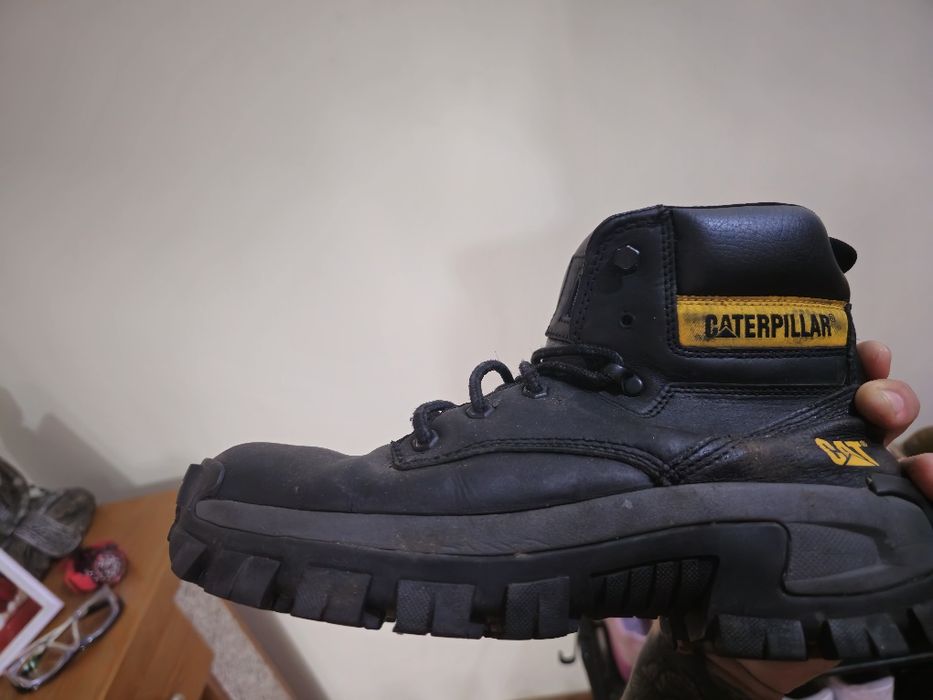 Bota de seguranca caterpillar com biqueira de aco.