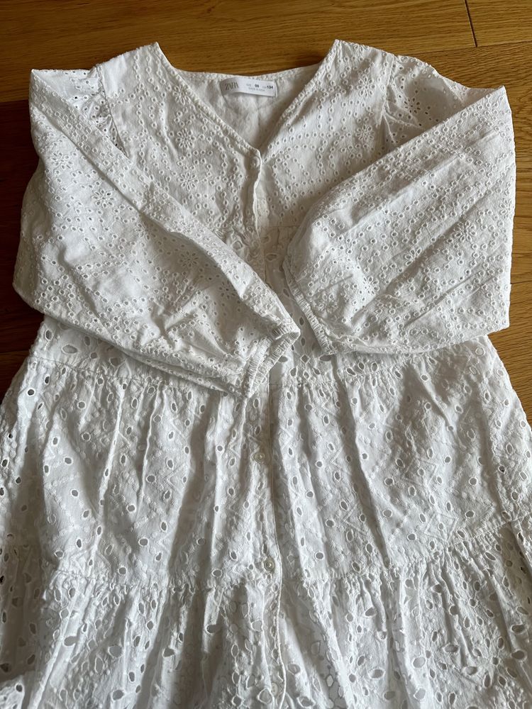 Biała bawełniana ażurowa sukienka ZARA 134