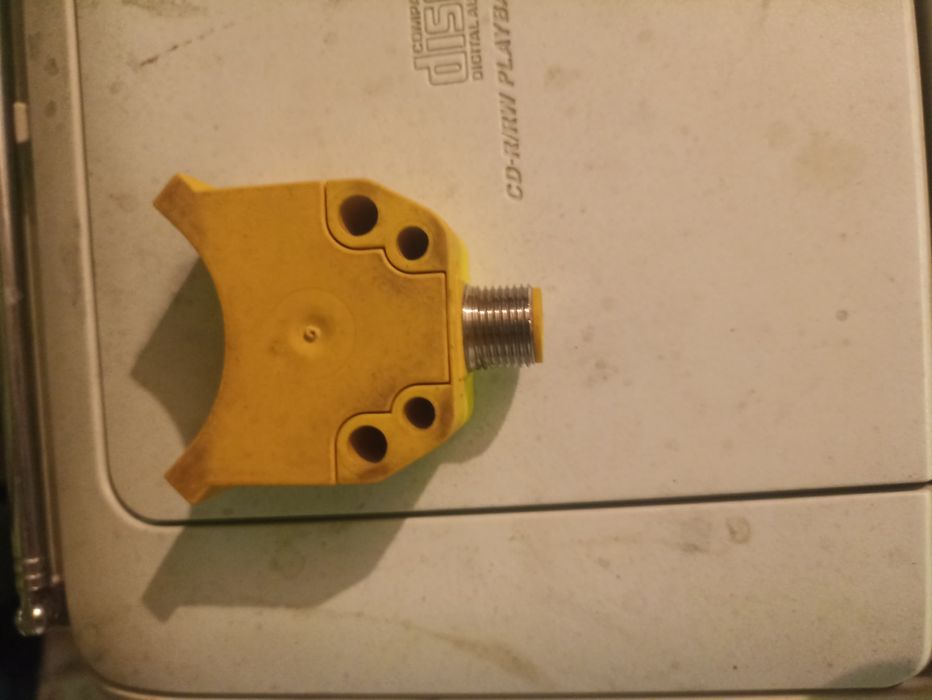 Czujnik zbliżeniowy Indukcyjny PNP 4 mm Turck Niewpuszczany 10 → 30 V