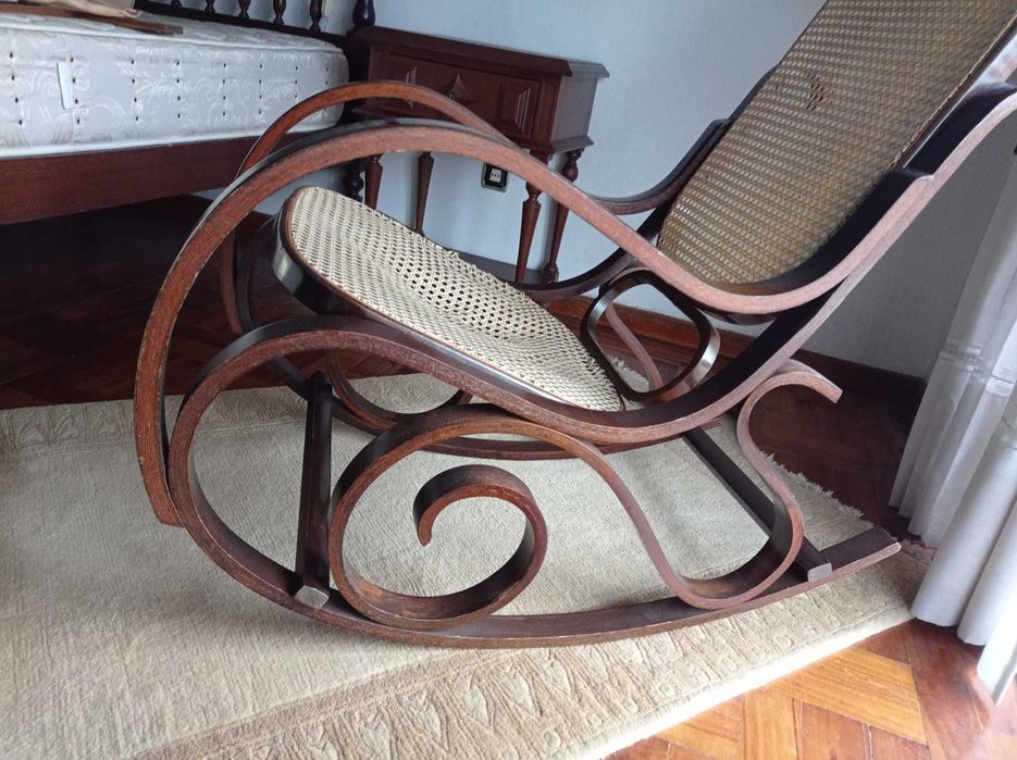 Cadeira de baloiço estilo Thonet