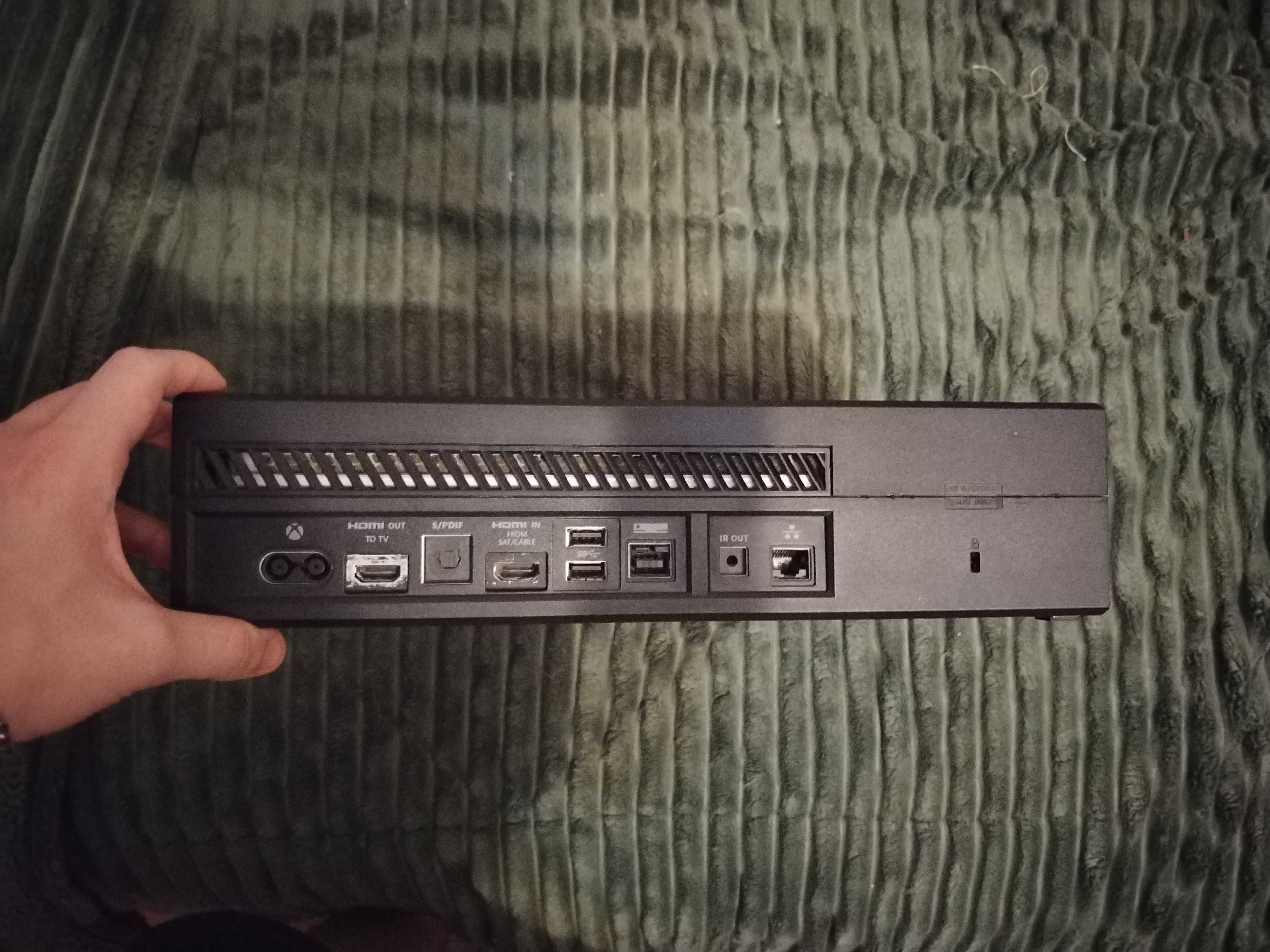 XBox One com cabos