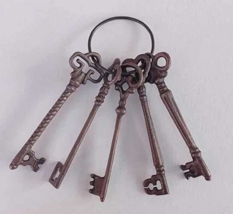 Связка старинные ключи