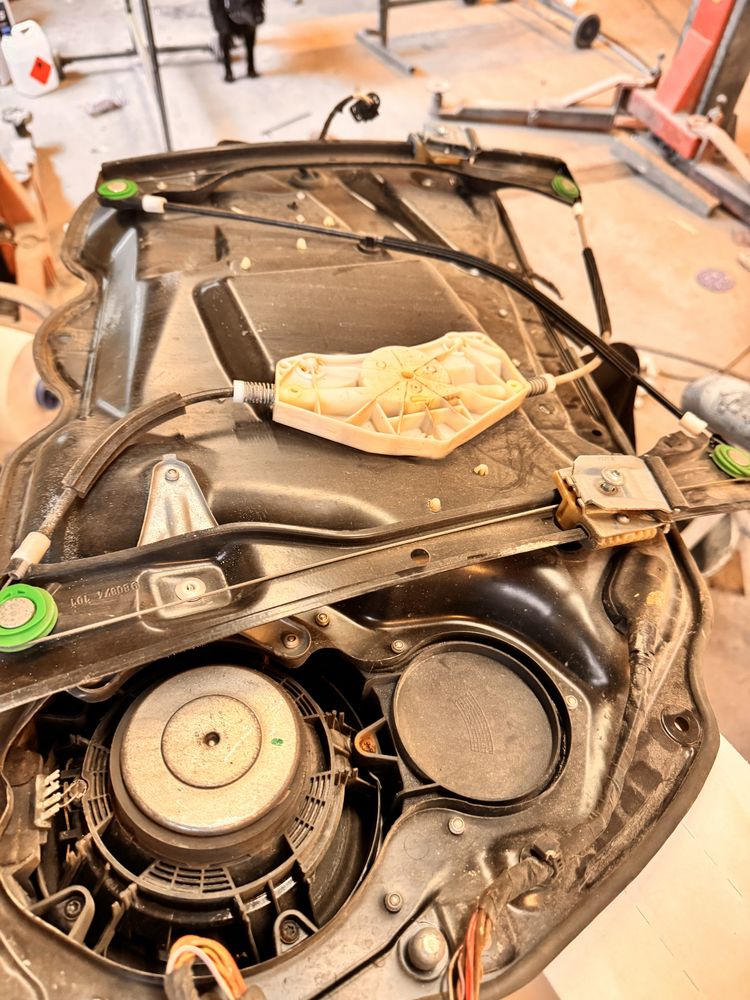 Wkład drzwi przednich z podnośnikiem szyby VW Passat B6 – 3C1 /837 755