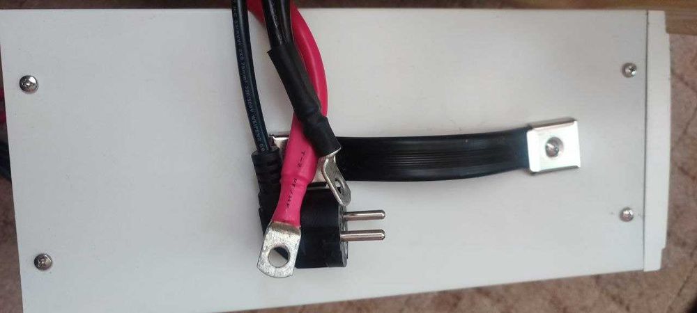 Гібридний ДБЖ/інвертор Volt Polska SINUS PRO 1000E 12V 220V