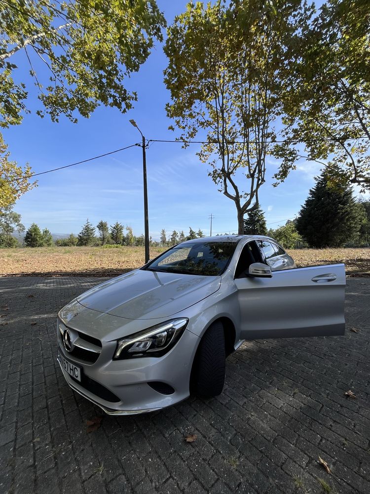 Mercedes-Benz CLA 180 D Urban Caixa auto