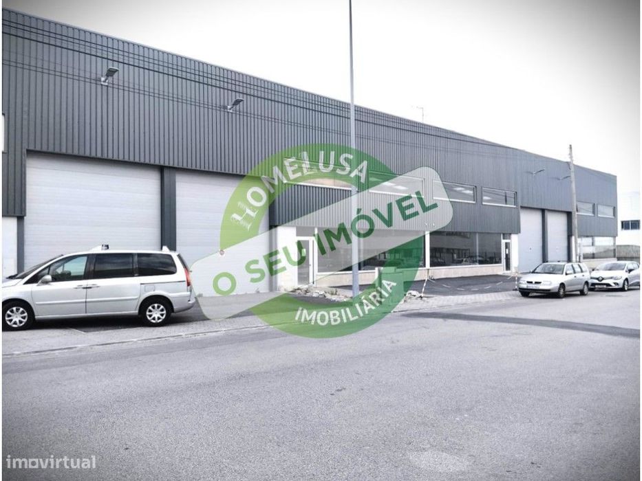 Pavilhão na zona industrial da Palhaça