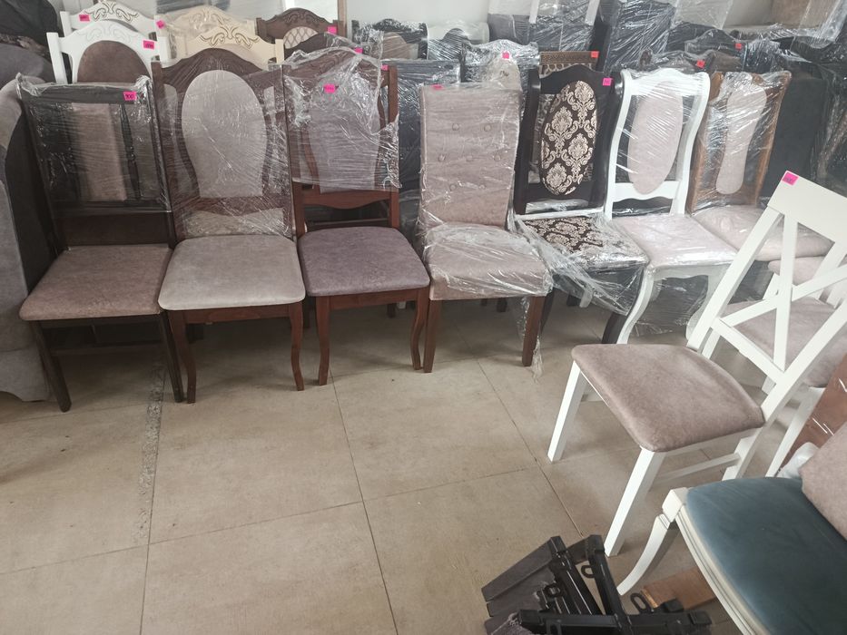 Стільці для кухні та вітальні