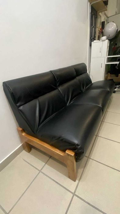 Sofá de corino preto