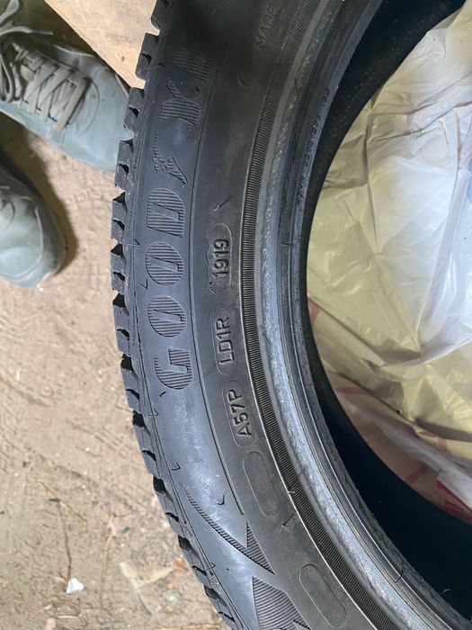 Шини зимові 205/50R17