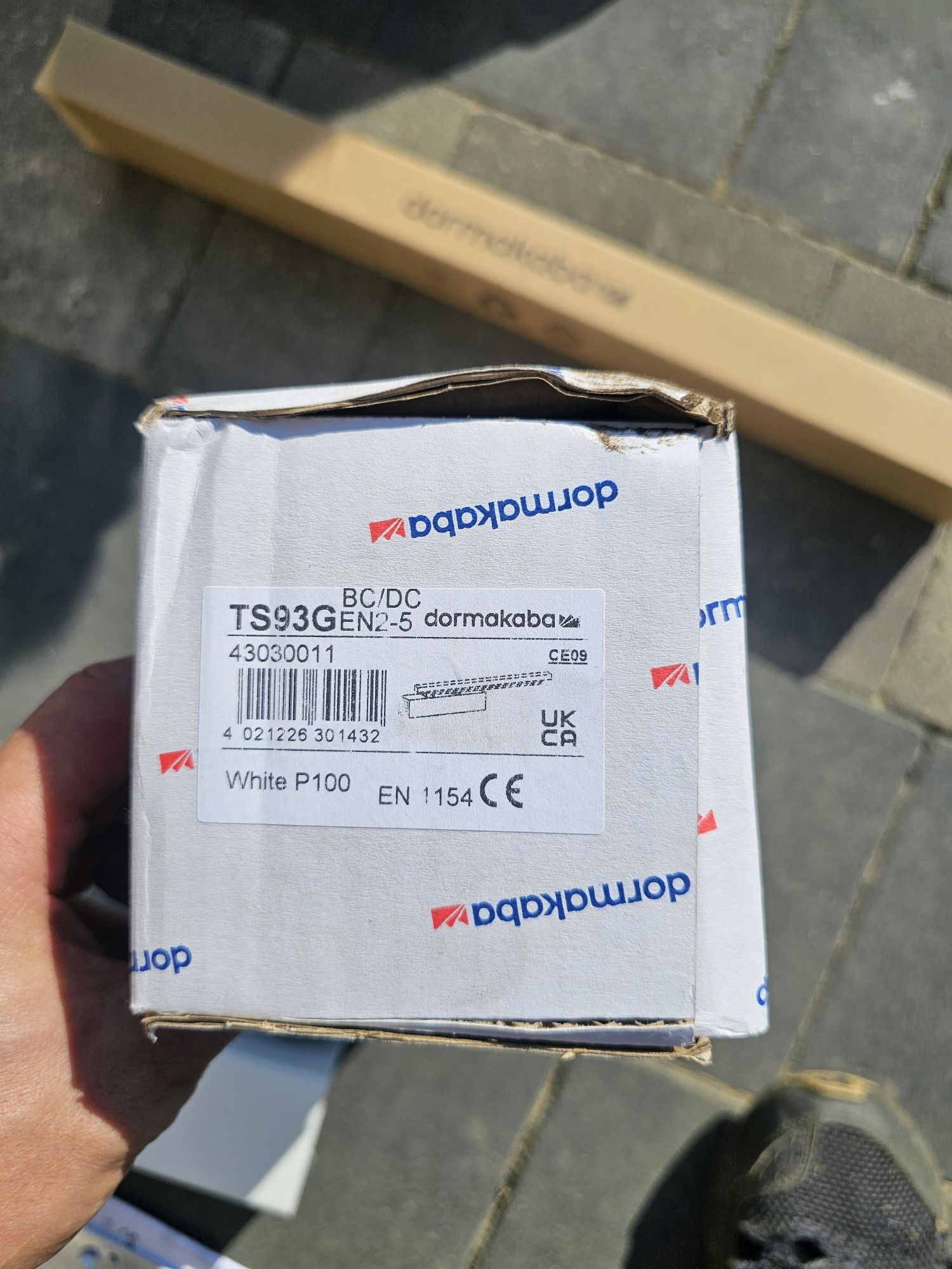 Samozamykacz do drzwi. Dormakaba dorma TS93 G BASIC z szyną ślizgową