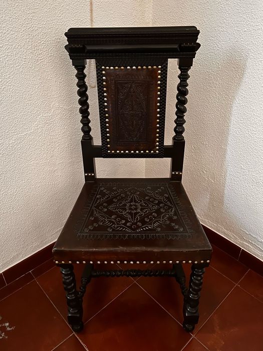Secretaria antiga entalhada em madeira maciça + cadeira de encosto