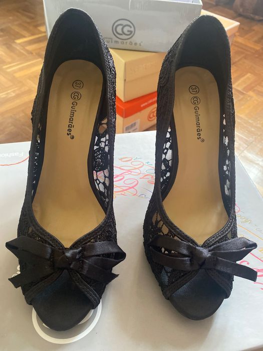 Sandálias pretas em renda