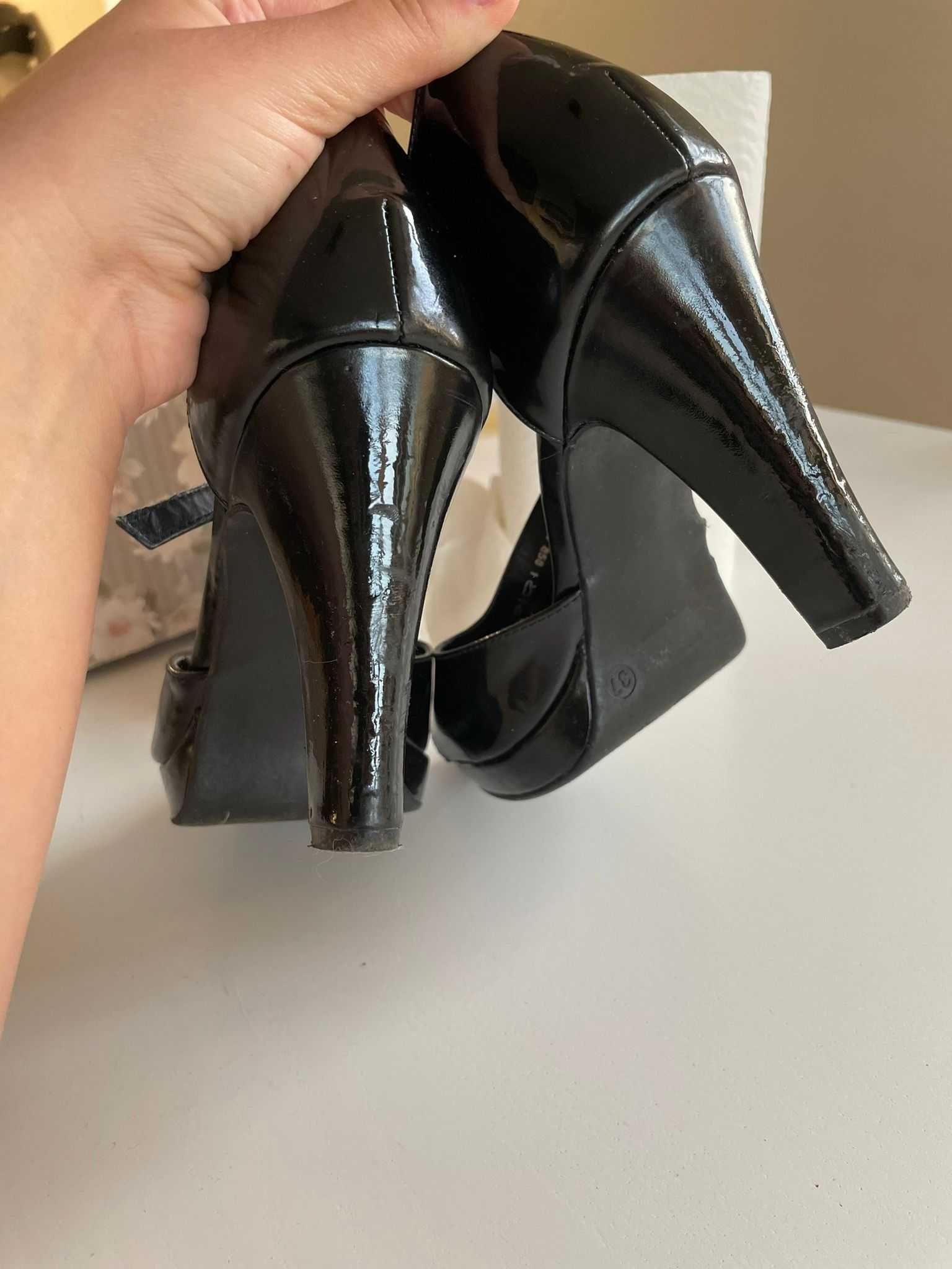 Czarne buty na obcasie r. 37