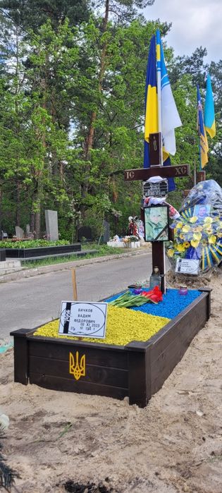 Надгробок. Флагшток. Лавка. Декоративне каміння