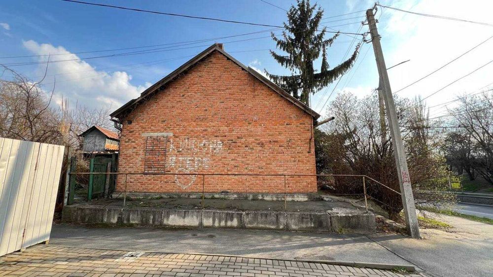 Продаж фасадного будинку з ділянкою