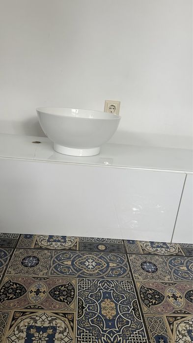 Тумбочка підвісна з чашою