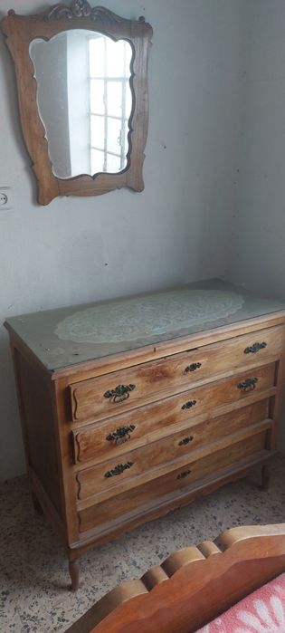 Quarto completo, cama, comoda, espelho e mesa cabeceira