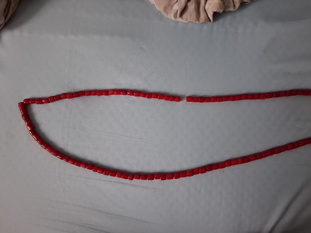 Dlugie czerwone korale. 110 cm