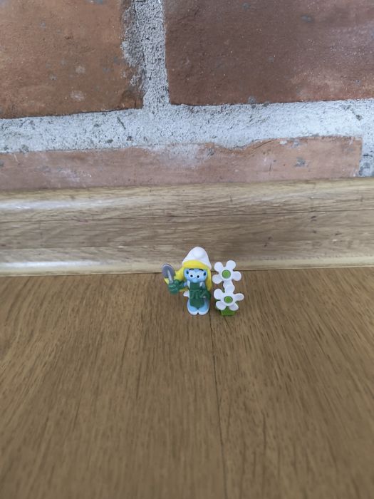 Małe figurki smerfów