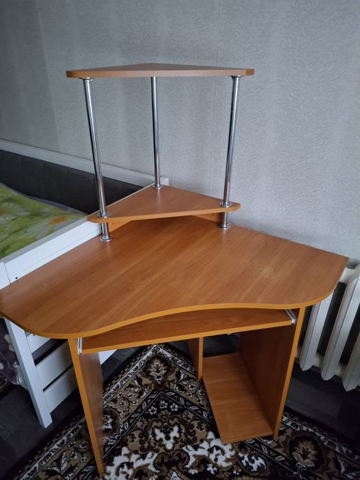 Компьютерний  стіл з стільцем