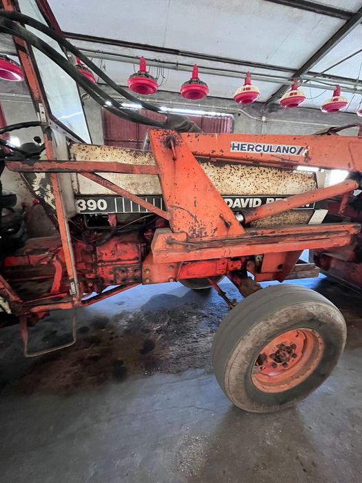 Trator David Brown com freze aterlado abre regos e pá