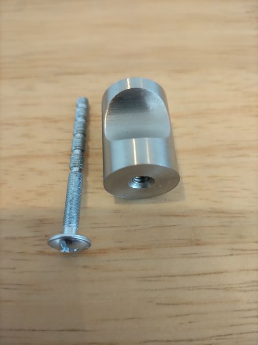 Puxadores em aço inox para armário como novos com respetivos parafusos