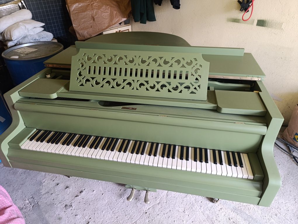 Fortepian marki Bosendorfer - piękny zielony kolor