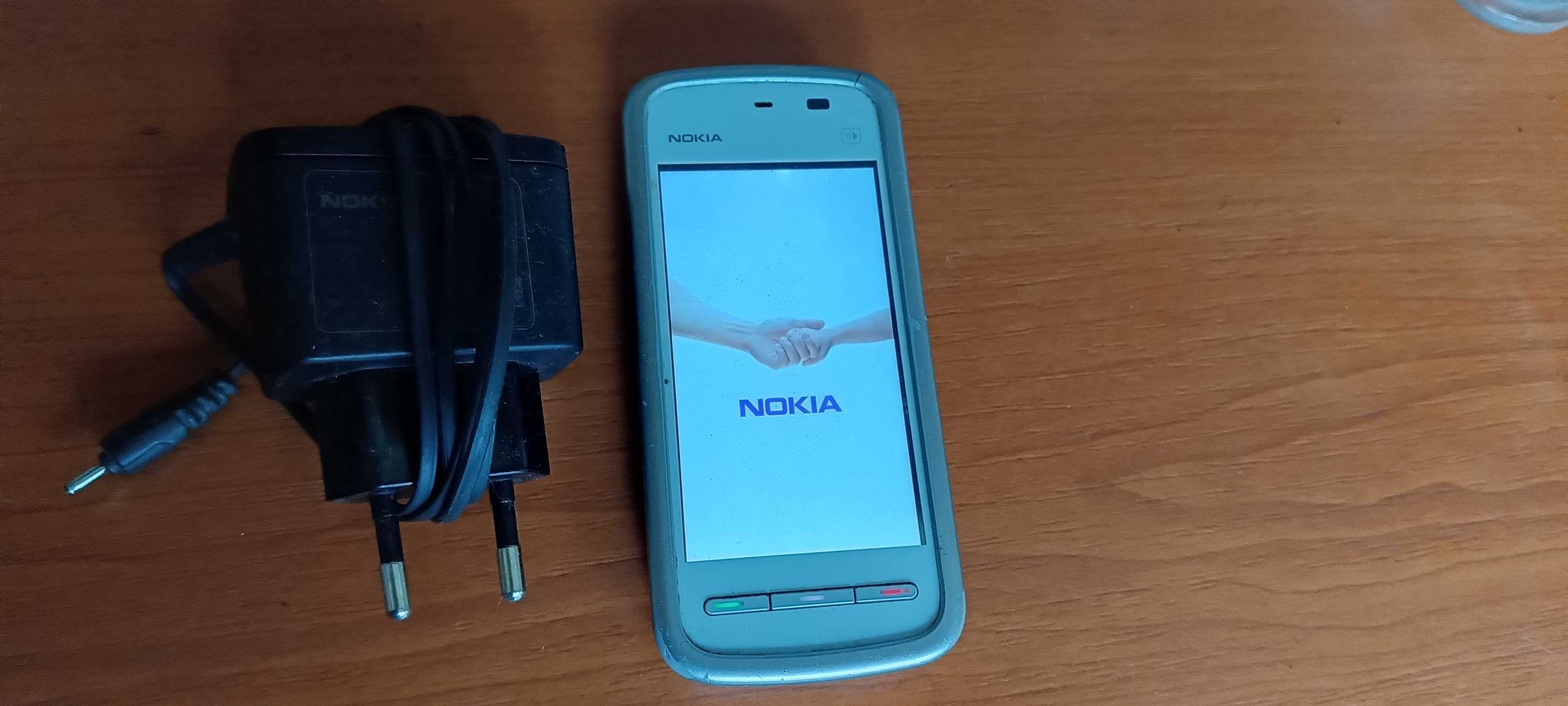 Nokia 5230 с зарядкой