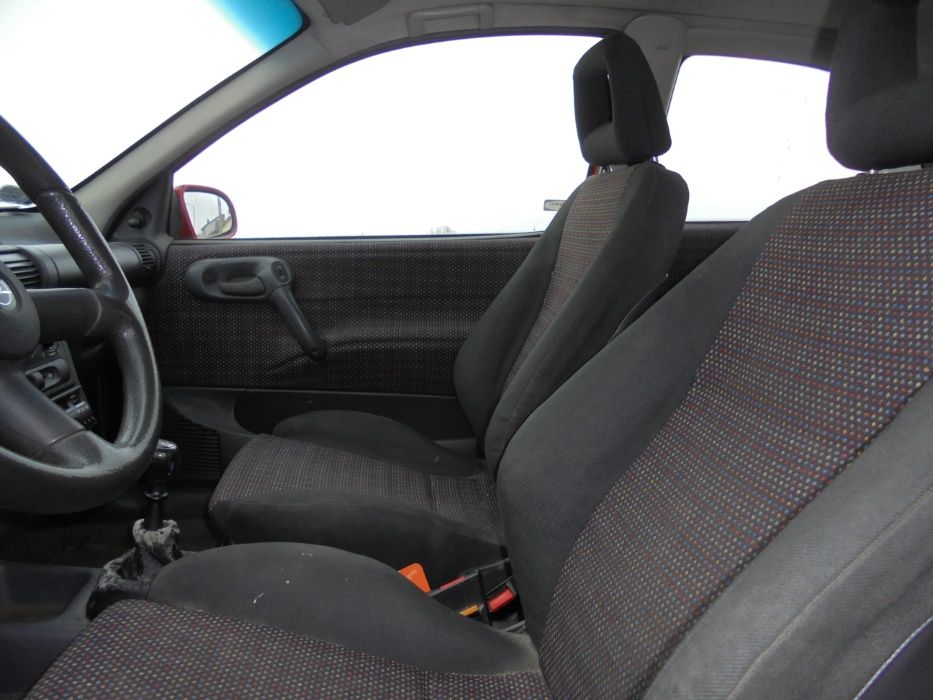 Opel Corsa B czerwona, 1.4 benzyna przeznaczona na części