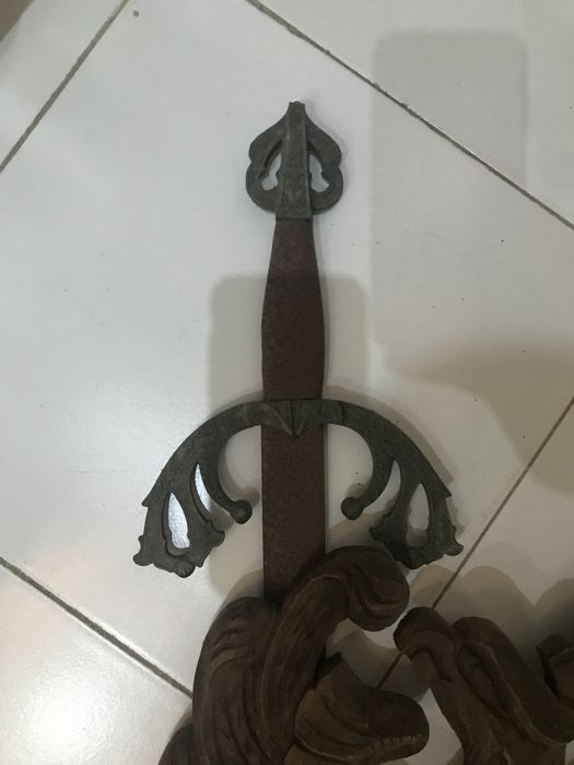 Espadas ferro e insignia de madeira