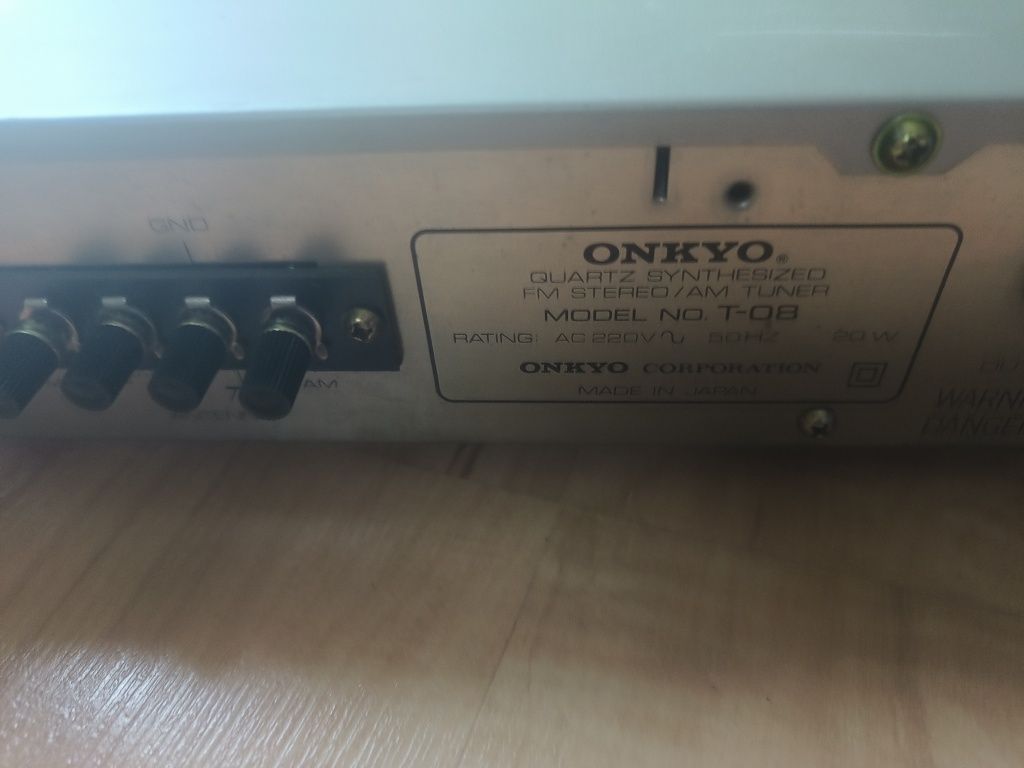 Tuner Onkyo t-08