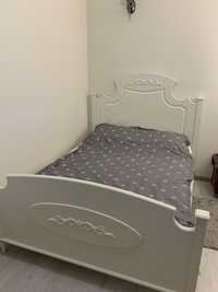Продам красивую кровать с матрасом