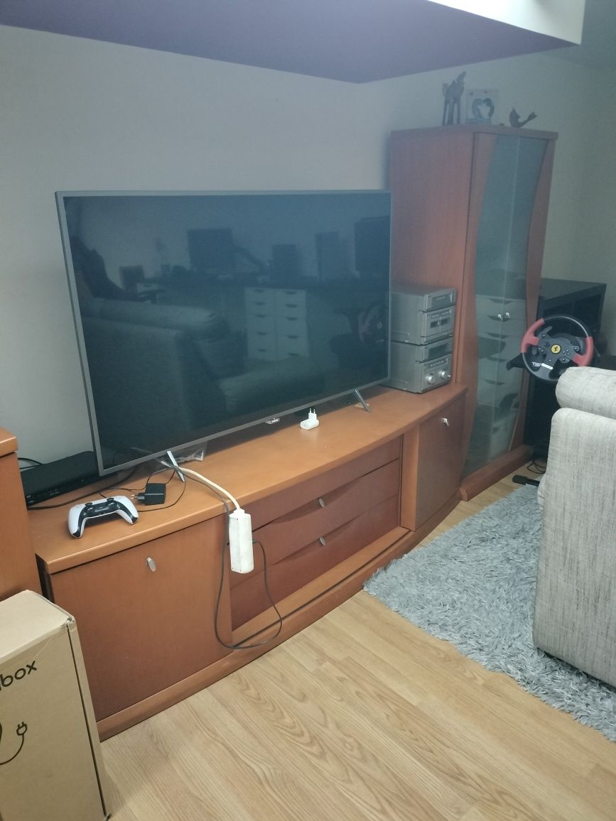 Sala de estar, jantar e quarto solteiro.