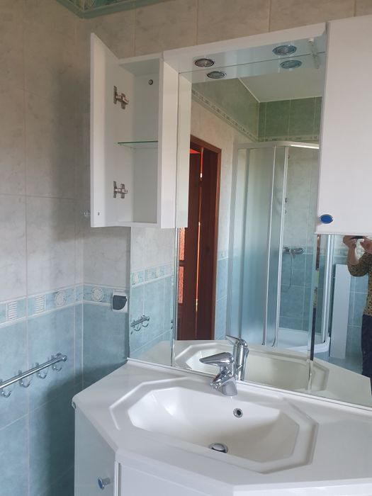 Szafka z umywalką i lustrem wiszącym