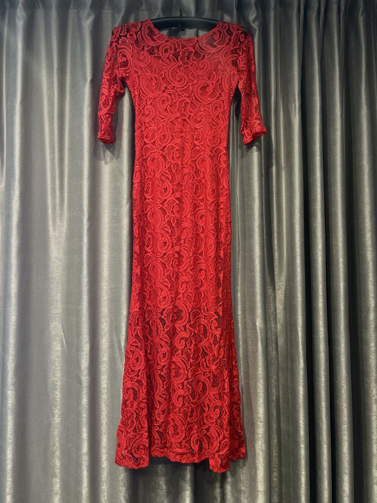 Червона мереживна сукня