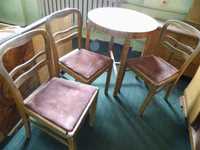 Stół PRL i trzy krzesła