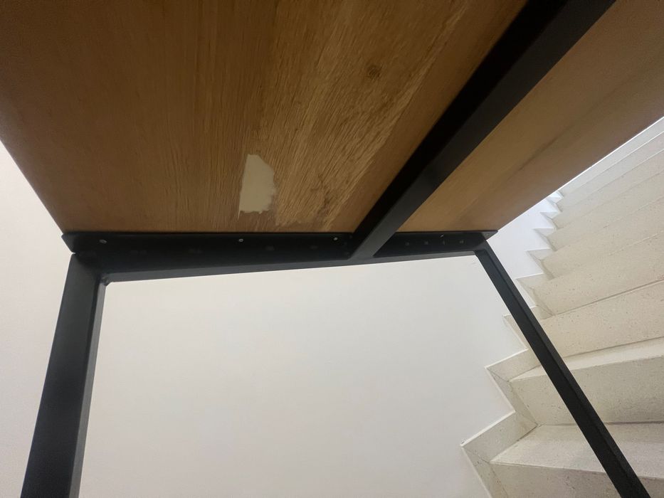 Stół dębowy z metalowymi nogami