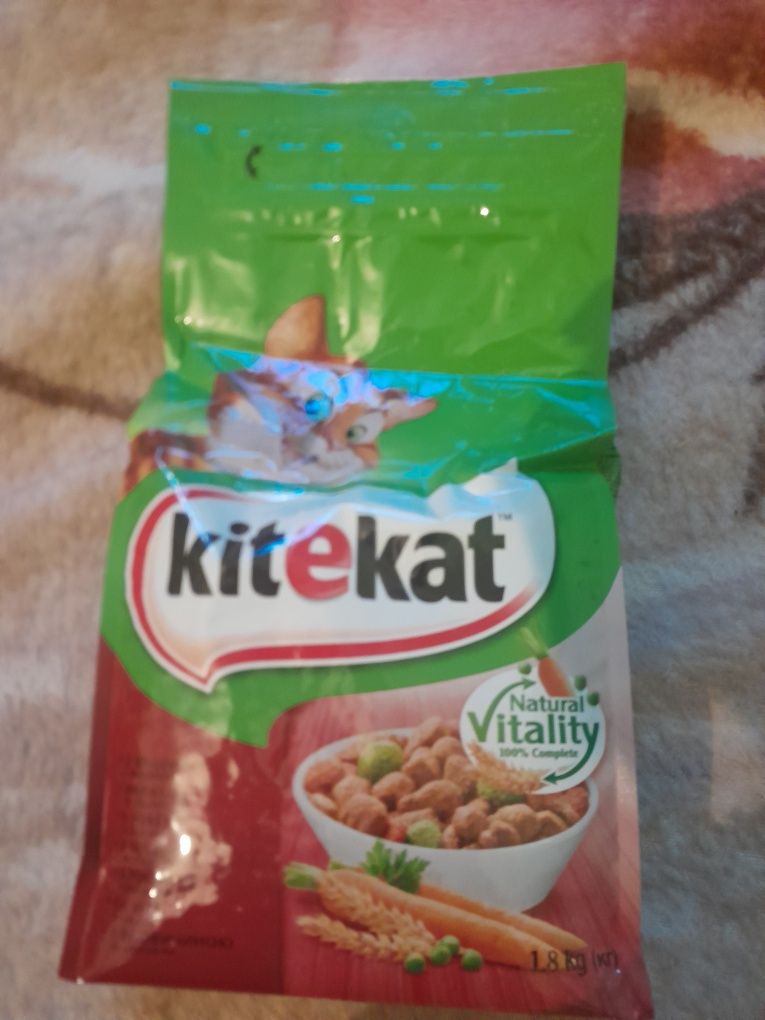 Cztery worki karmy Kitkat
