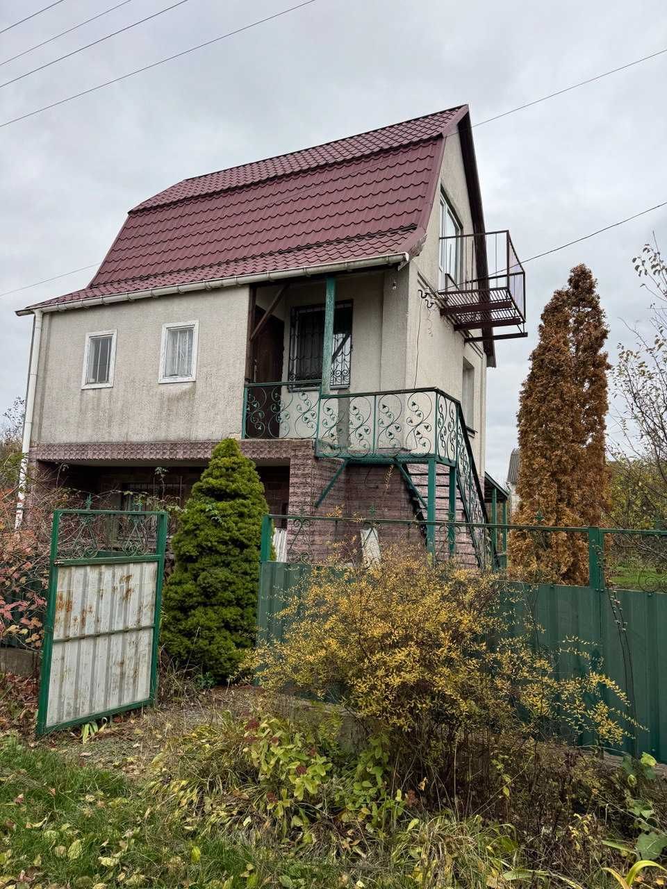Затишна триповерхова дача з усіма зручностями – заїжджай і живи