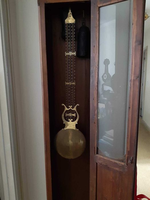 Relógio antigo de pé alto