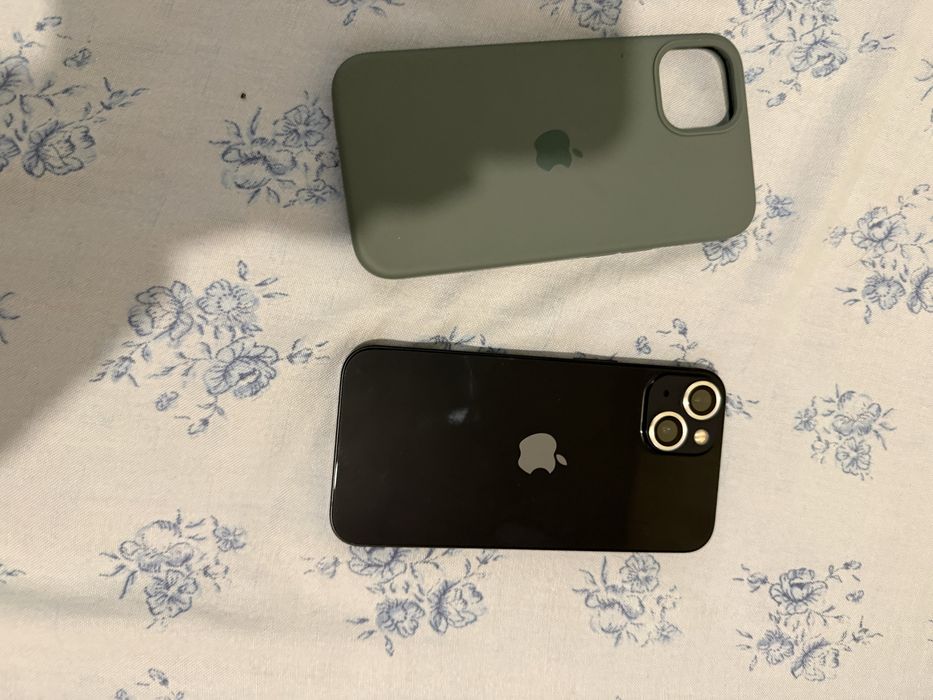 Vendo ipone 13 em bom estado com algumas capss e a e a caixa original