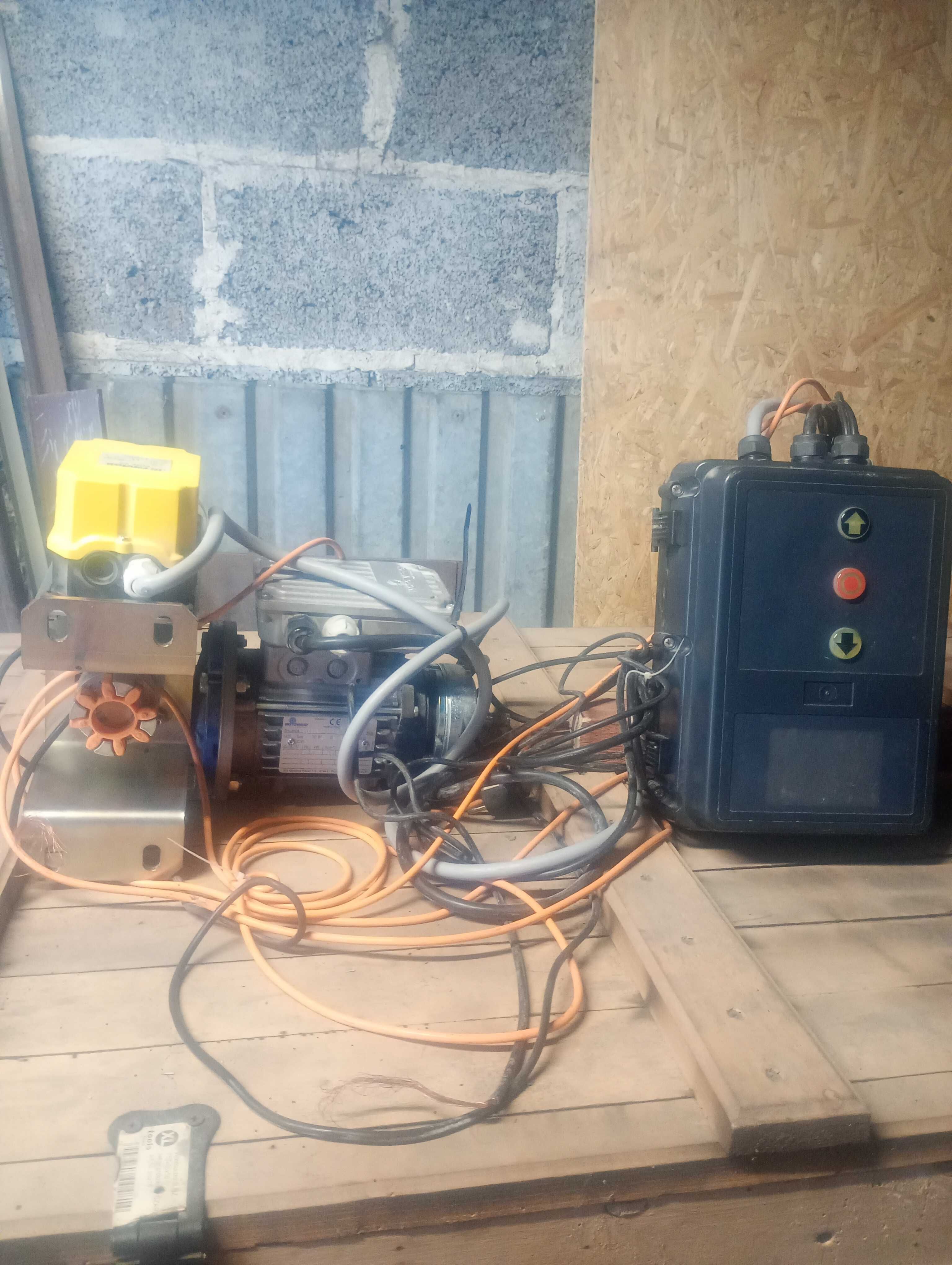 Skrzynka sterownik  wraz z silnikiem elektrycznym i przekładnią