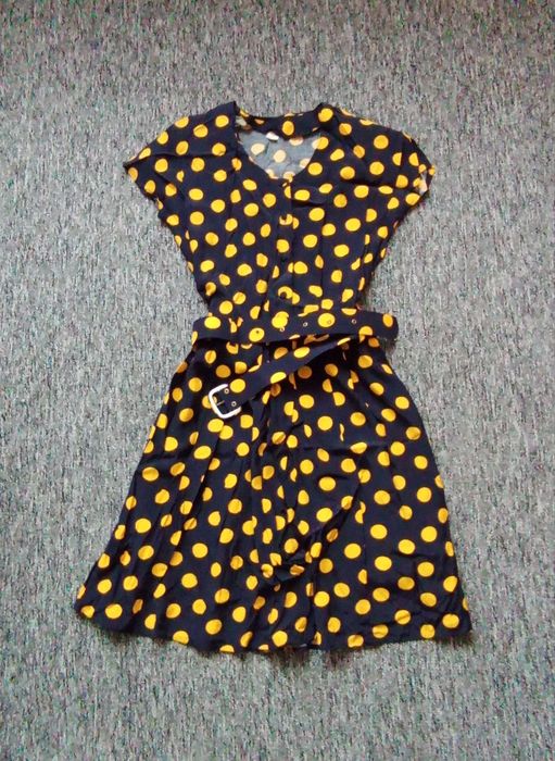 Granatowa sukienka w żółte grochy