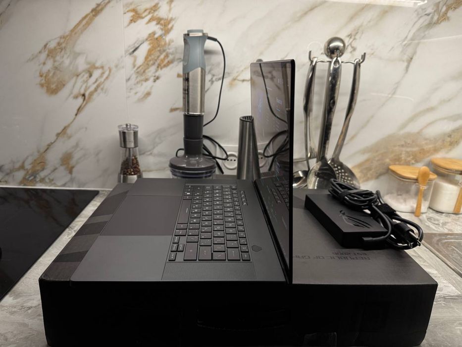 Asus g16 gu 605 32GB, 4070, ultra9 185h