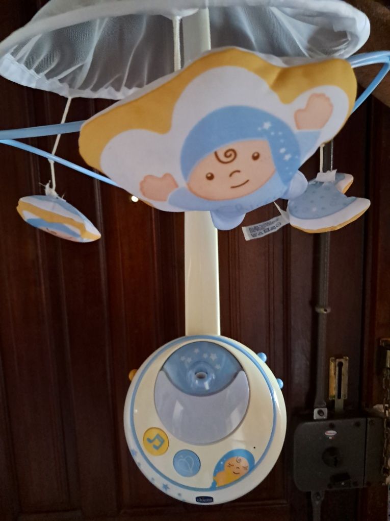 Brinquedo adaptável  para cama de criança, com música