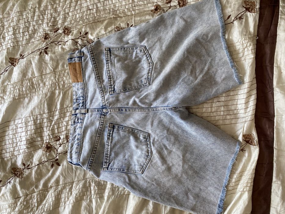 Шорти бермуди.