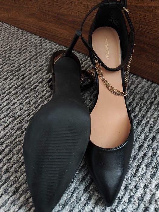 Czarne czółenka z łańcuszczkiem, na szpilce Even&Odd 45