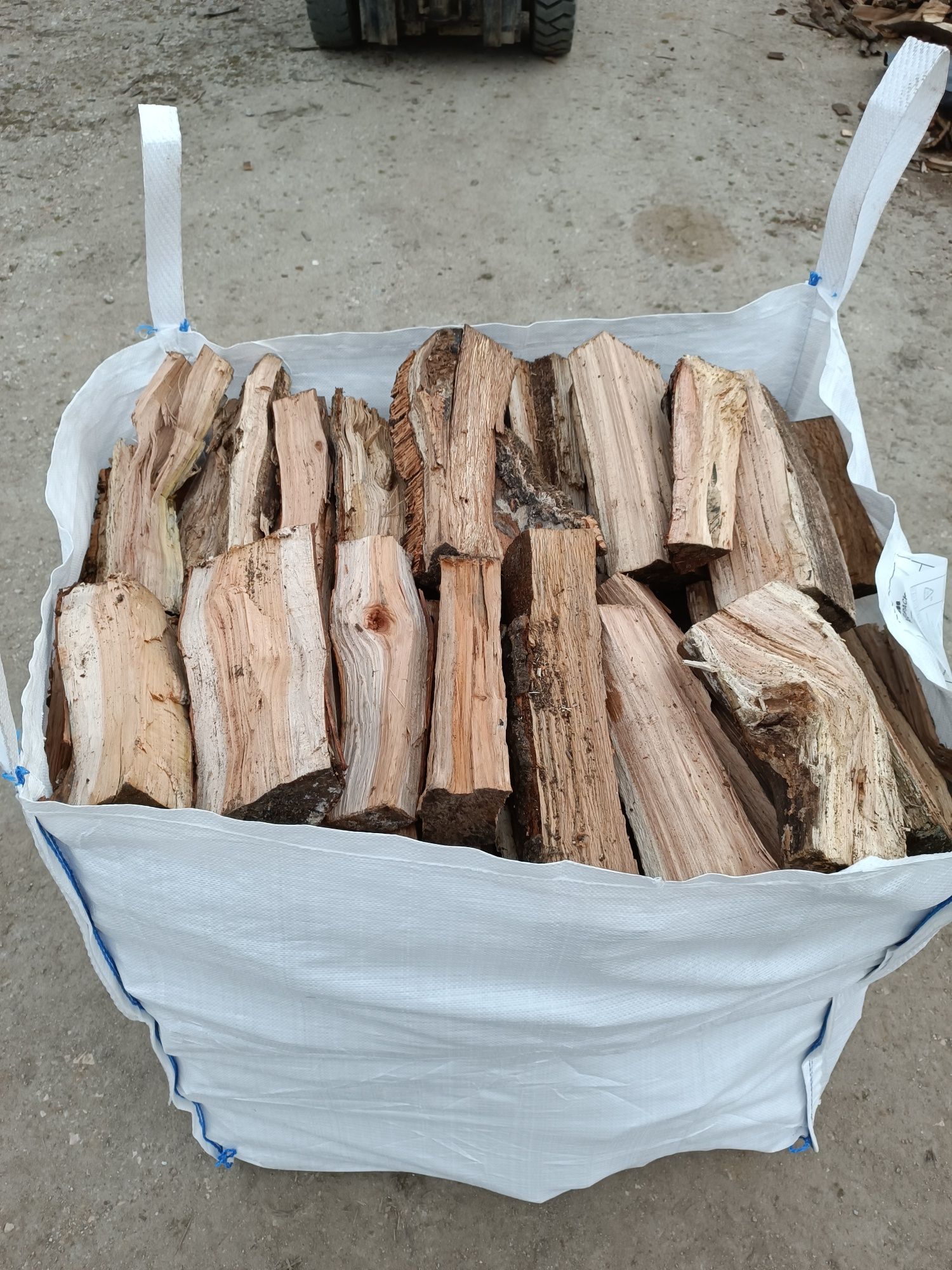 Vende-se lenha em big-bag