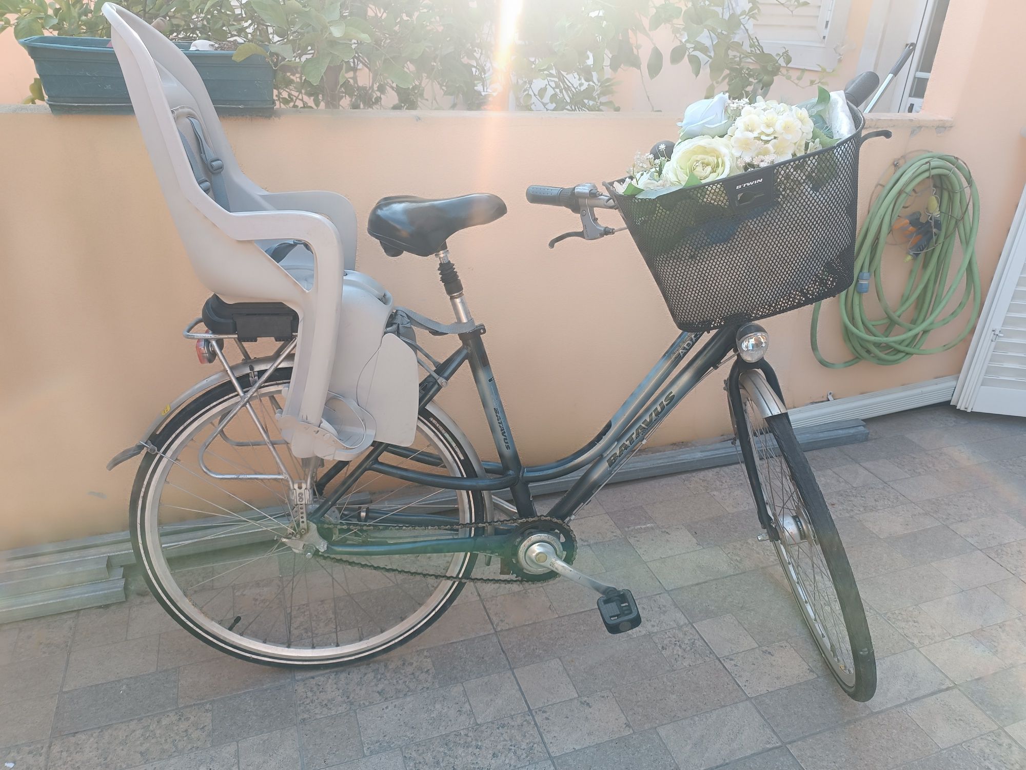 Bicicleta Urbana Batavus com Cadeirinha Infantil – Pronta para Usar
